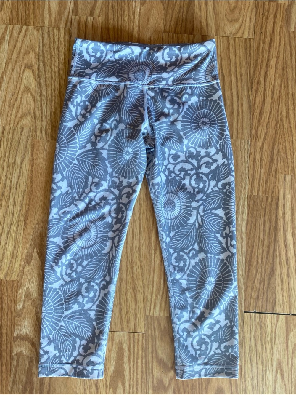 Lululemon Women's Leggings Size 4 Capri Floral Pattern White And Grey